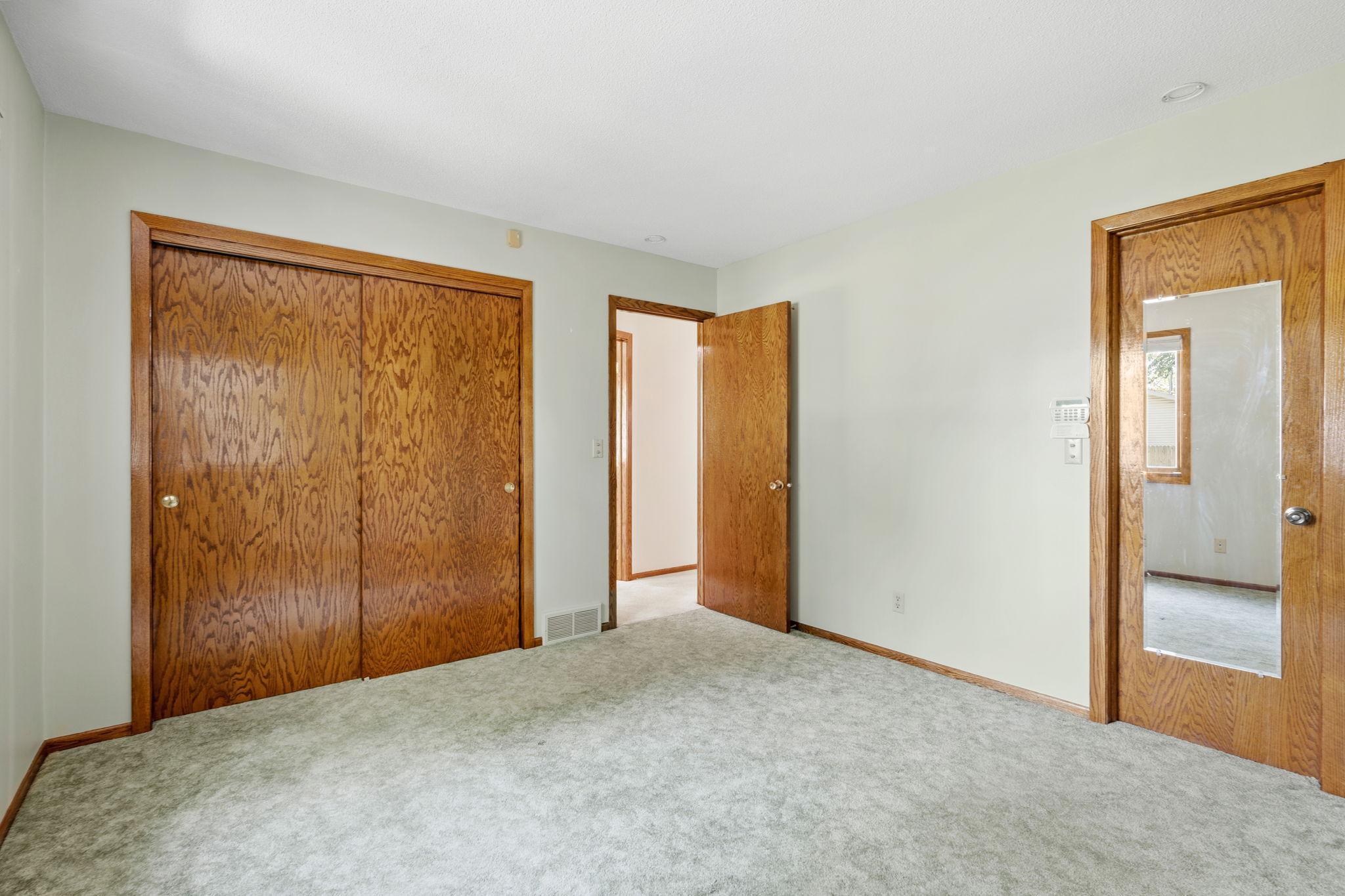 34-web-or-mls-229 8th Ave SE-34.jpg