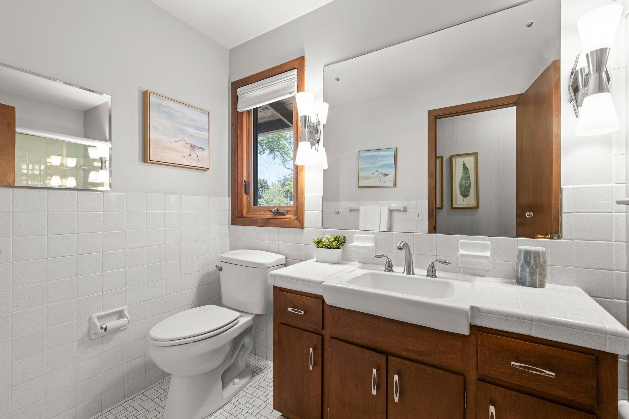 Main floor full bath w/mid century details