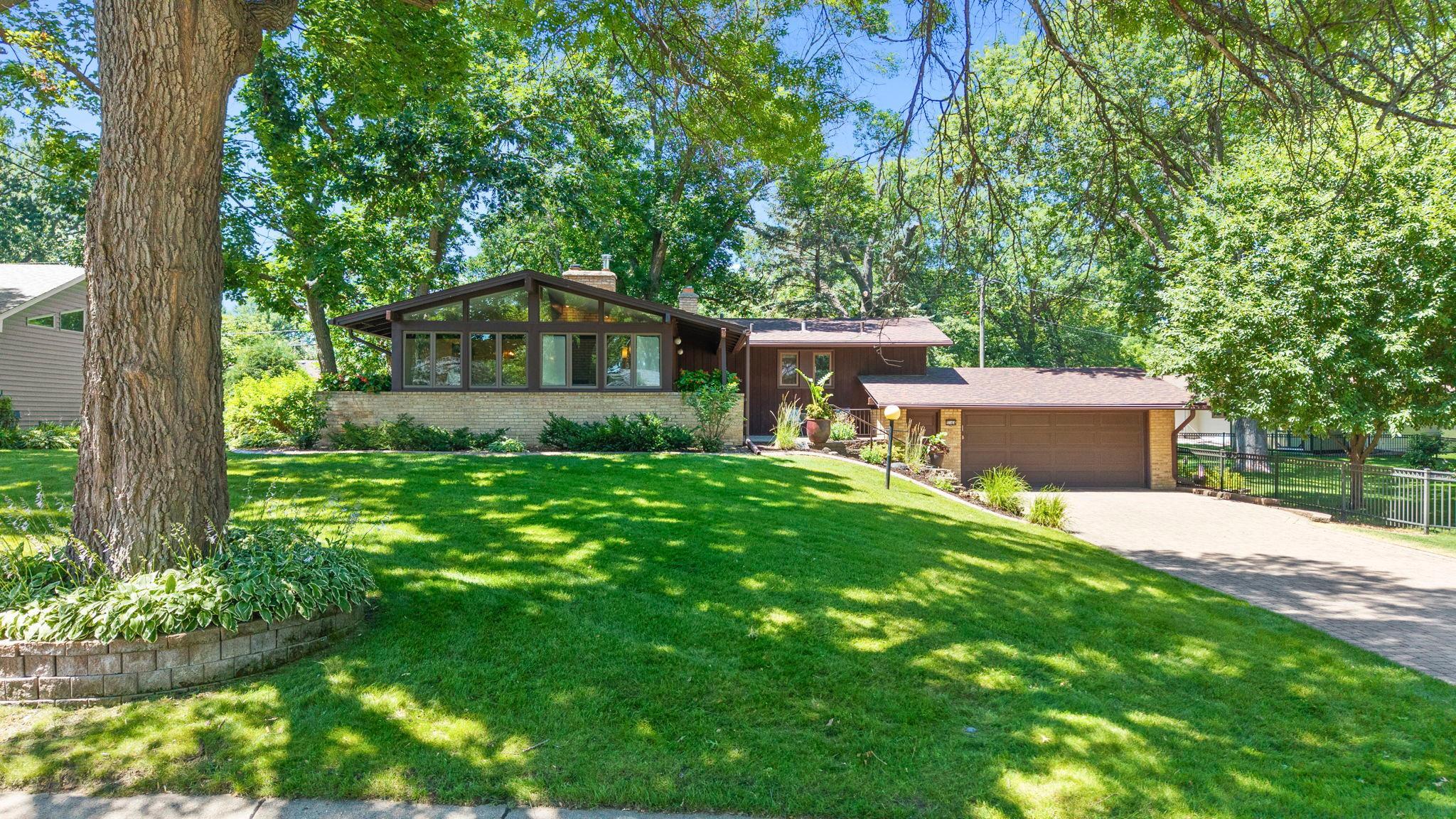 Mid Century modern home in a fantastic quiet n'hood!