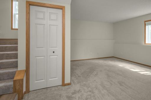 10642 Pond Curve, Woodbury, MN 55129