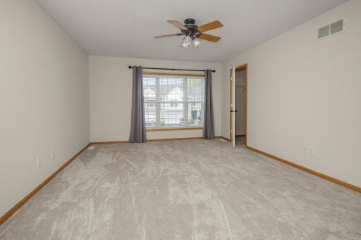 10642 Pond Curve, Woodbury, MN 55129