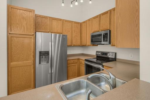 10642 Pond Curve, Woodbury, MN 55129
