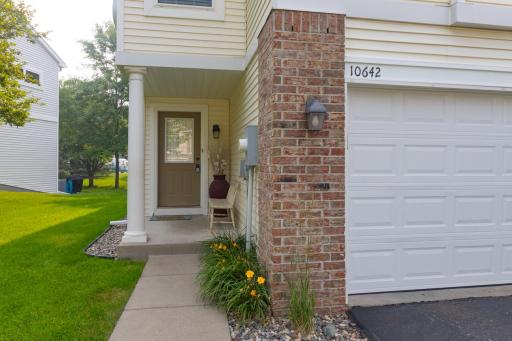 10642 Pond Curve, Woodbury, MN 55129