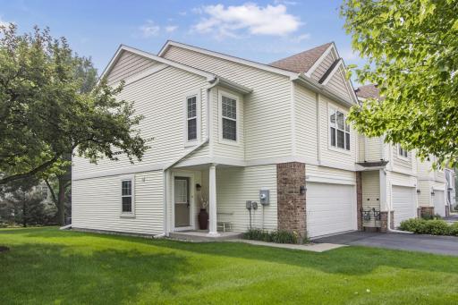 10642 Pond Curve, Woodbury, MN 55129