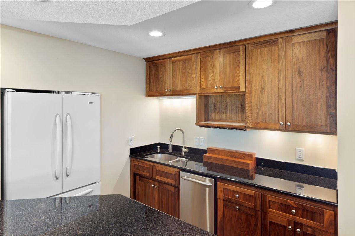 Second kitchen, wet bar, mutigenerational and entertaining possabilities