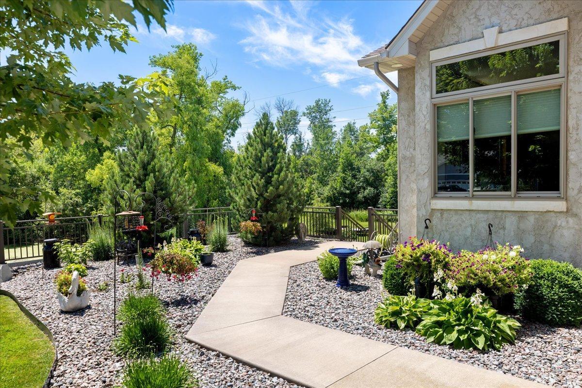 Plenty of perrenial and shrubs that come back every year - low maintenance