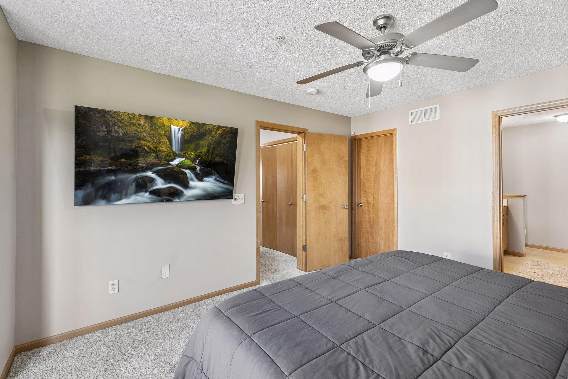Open flow in this bedroom and your own bathroom!