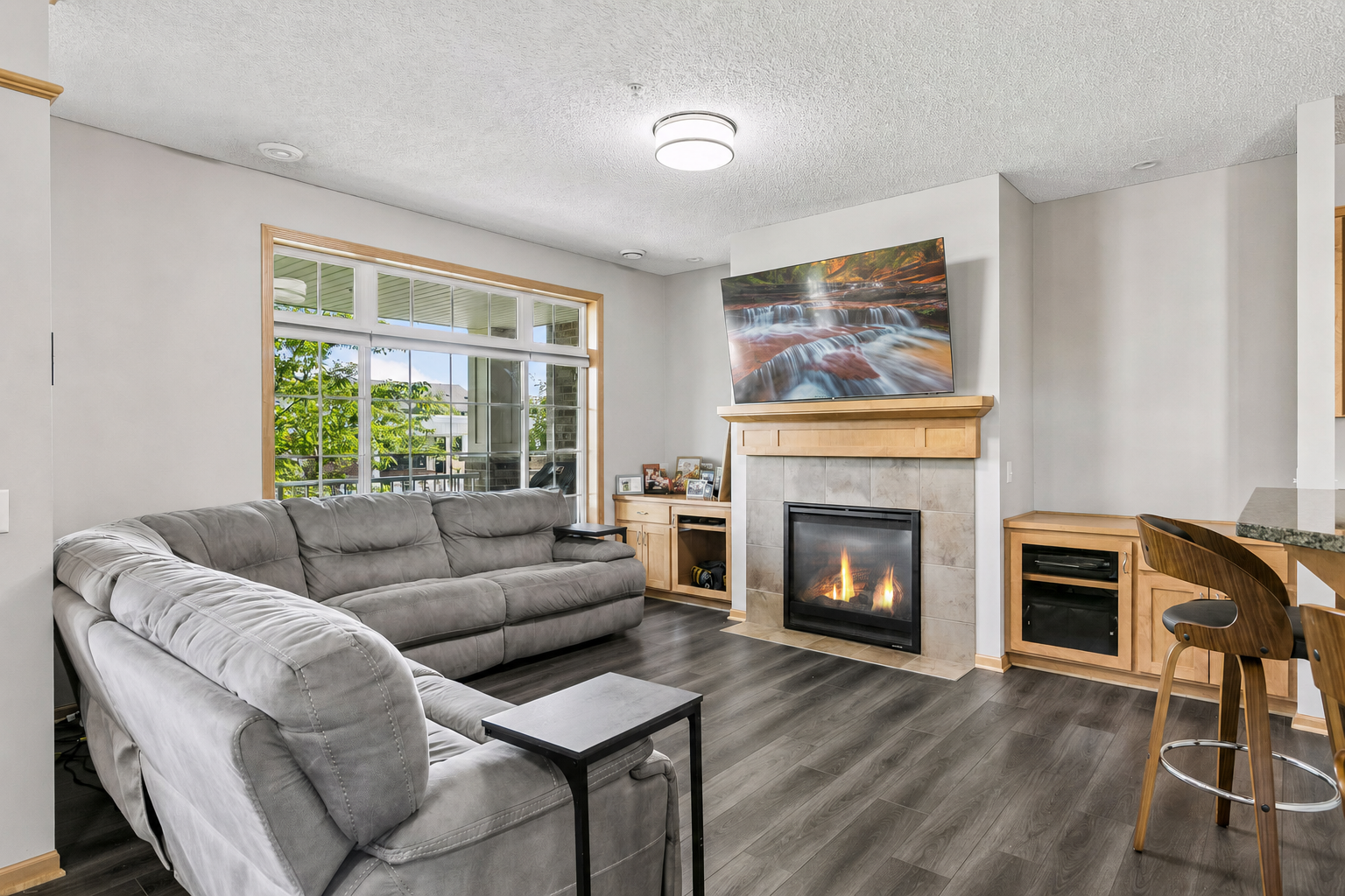 Open living space and built ins that are very nice for storage and decoration.