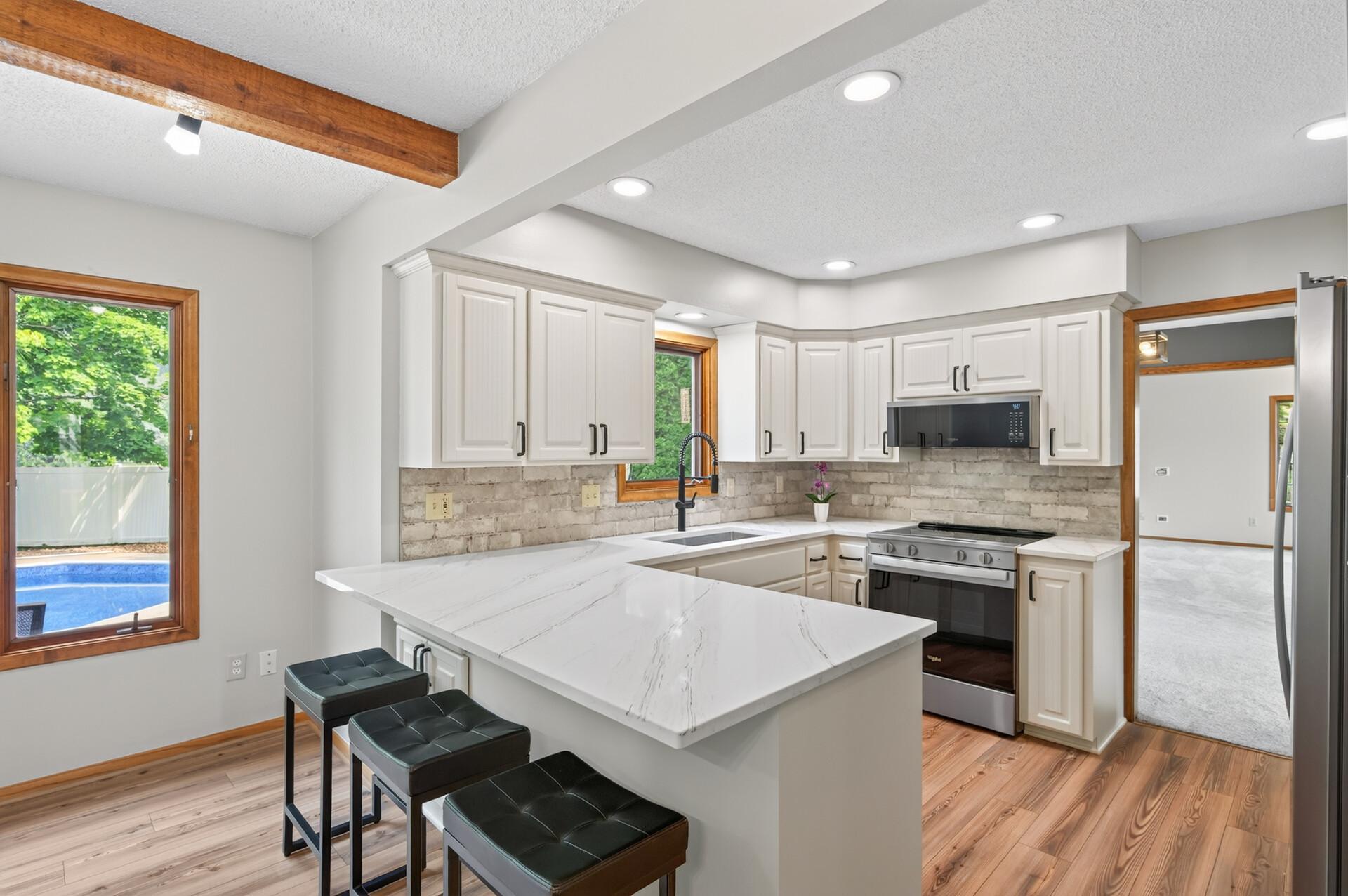 Eat-in kitchen with breakfast bar!
