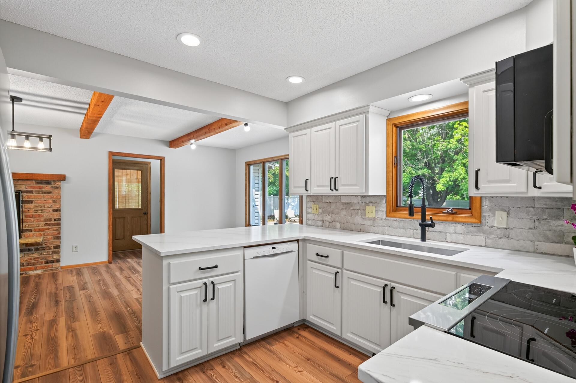 Updated chef's kitchen with new quartz countertops, new tile backsplash, refaced kitchen cabinets and new stainless appliances!