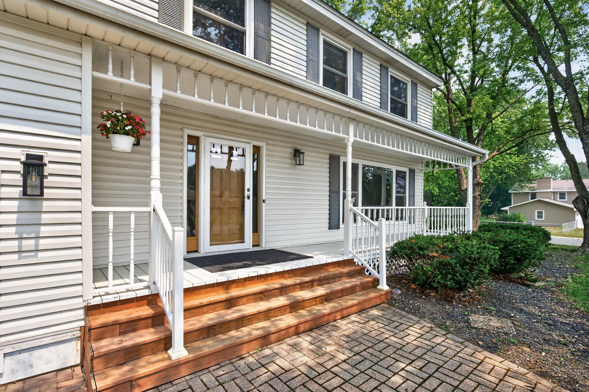 Huge front porch that's perfect for hanging out on summer evenings!