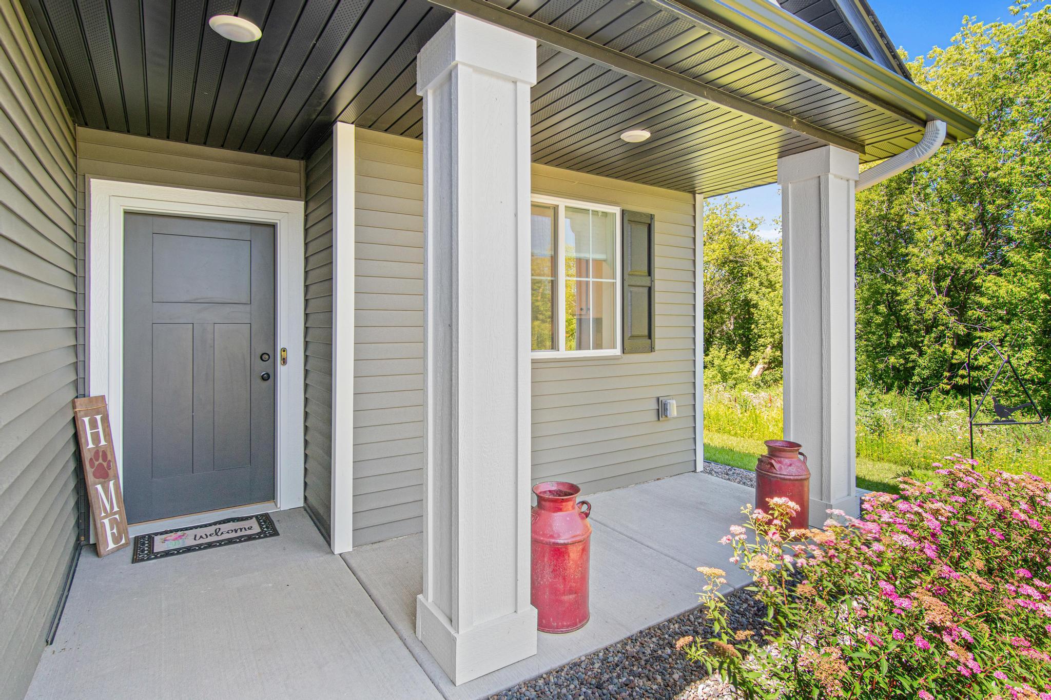 Front porch nice and clean.