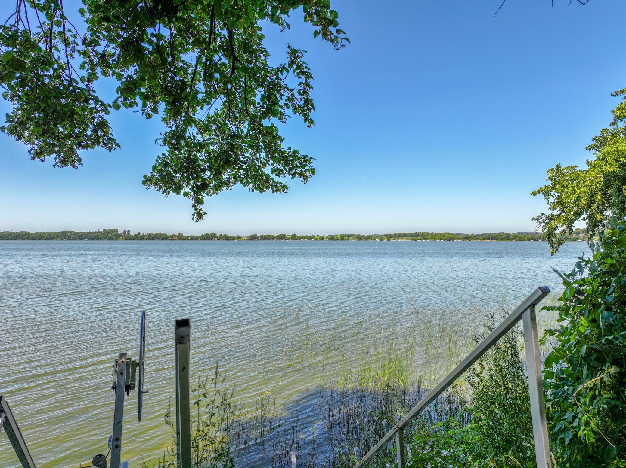 Private Lakeshore on Pelican