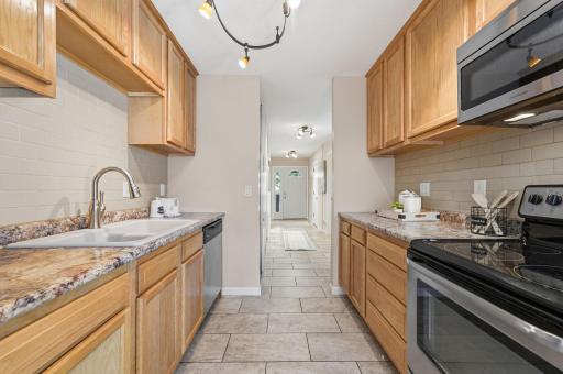 1762 Mcknight Road N, 17, Maplewood, MN 55109