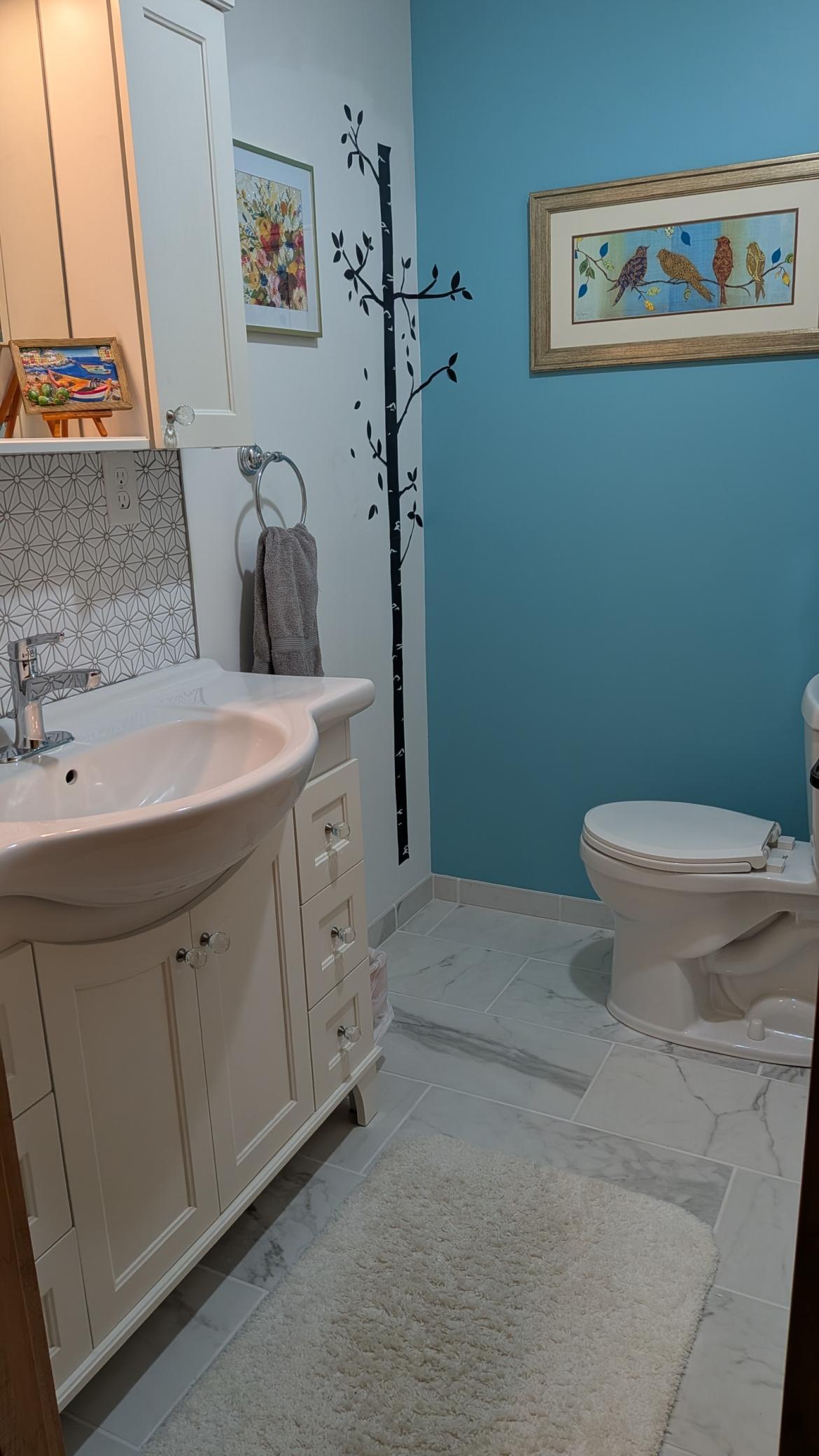 Main floor 1/2 bath