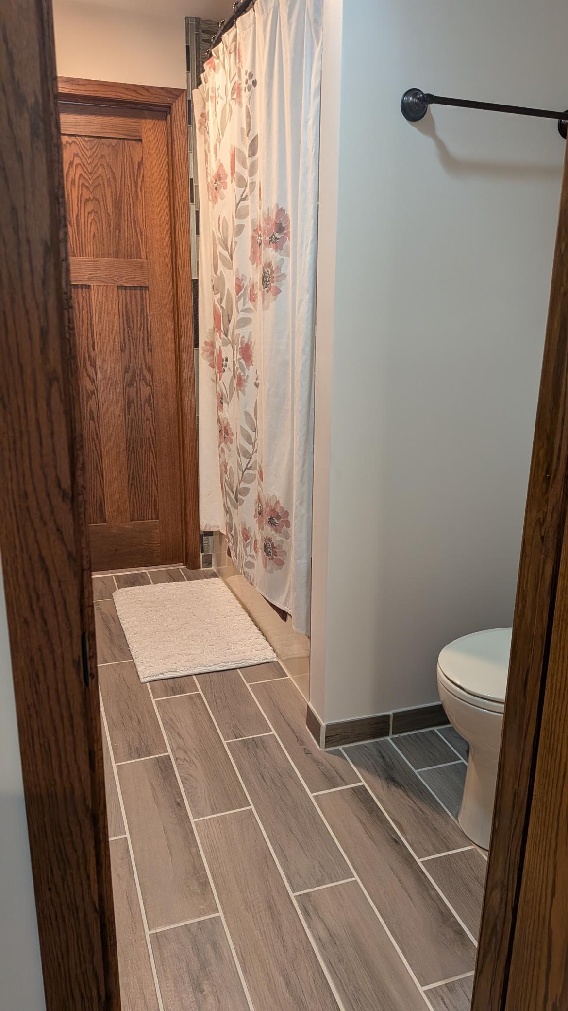 Upstairs bath - view 2
