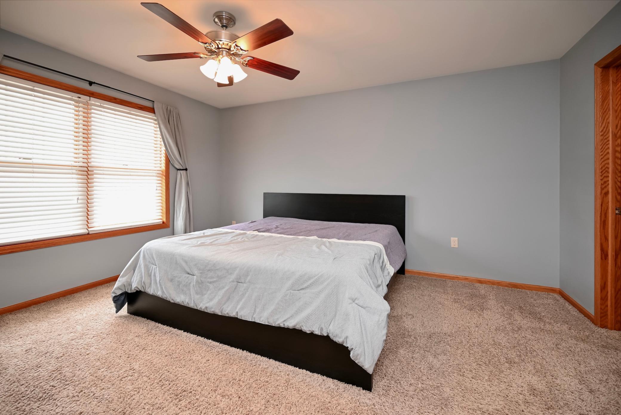 Large Bedroom w/walk-in closet