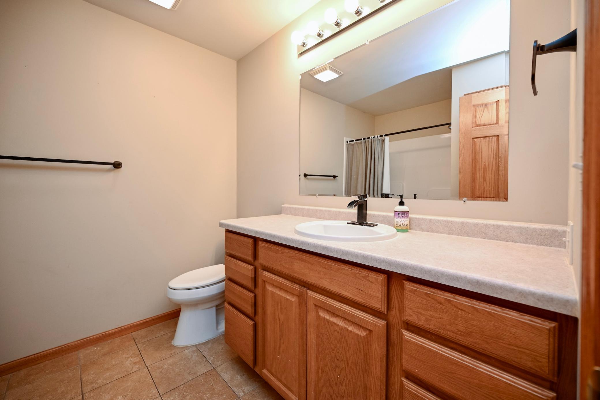 Upper bath w/walk-in shower