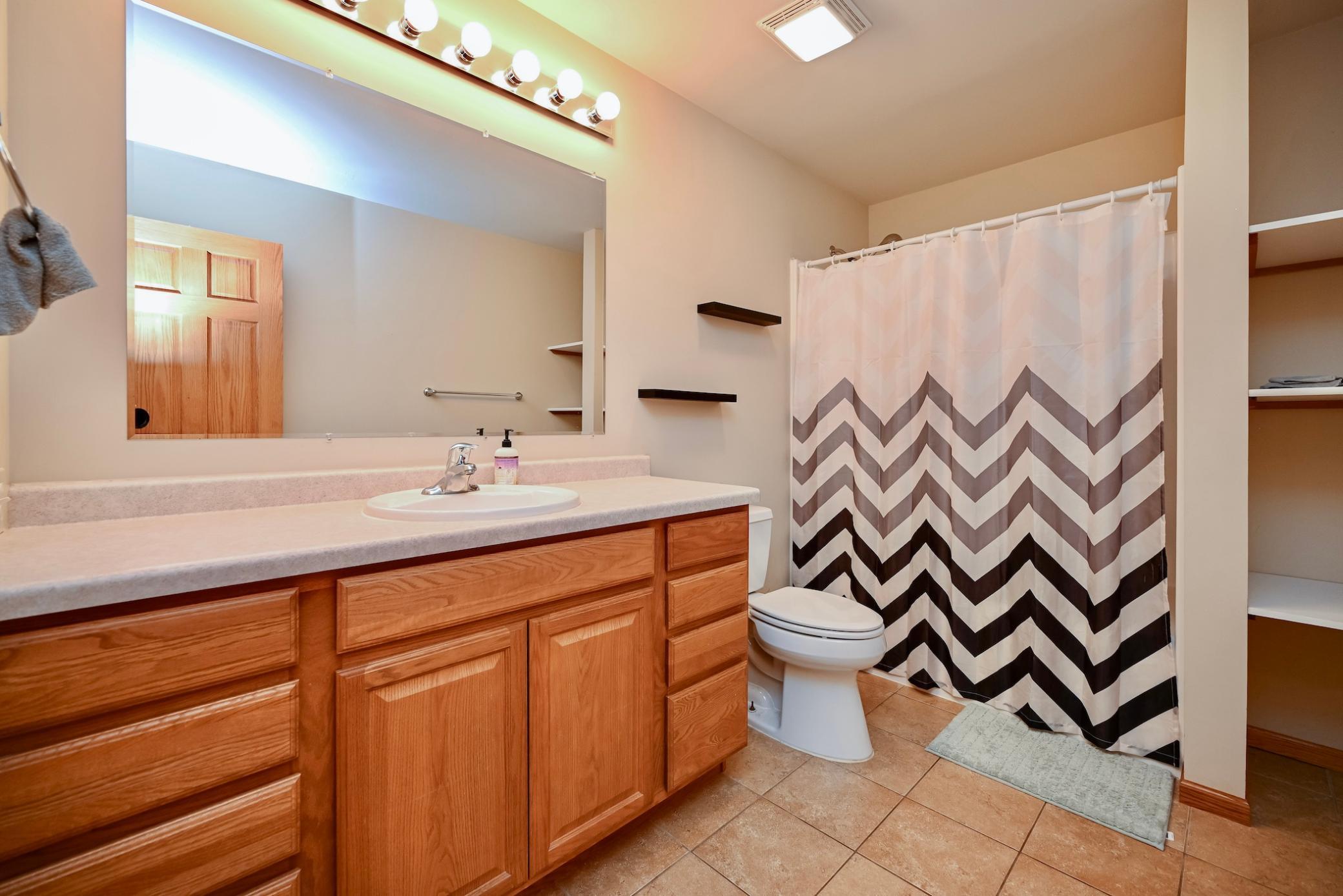 Splish, splash....UL Bathroom w/Full Tub & Shower