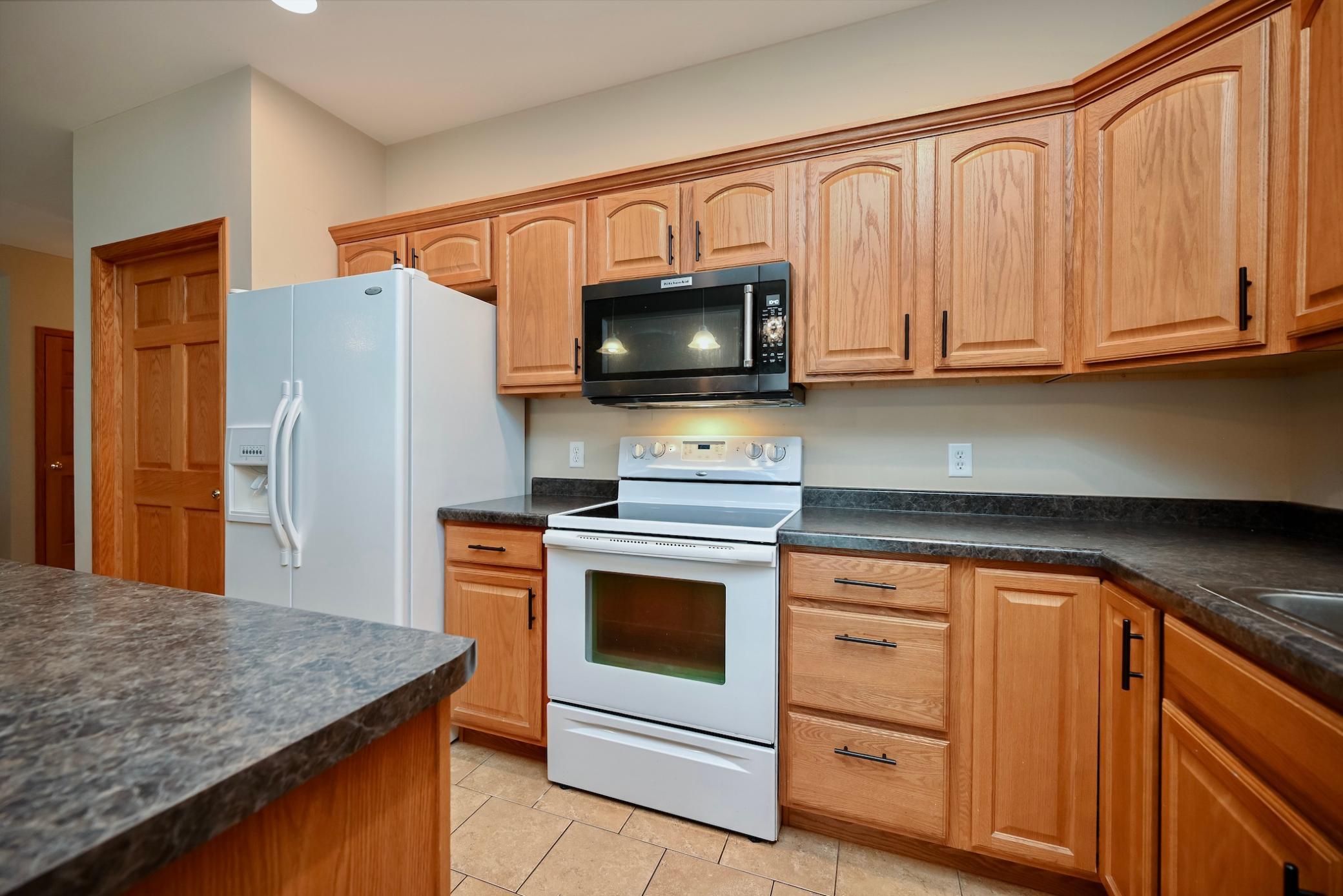 Kitchen w/updated microhood