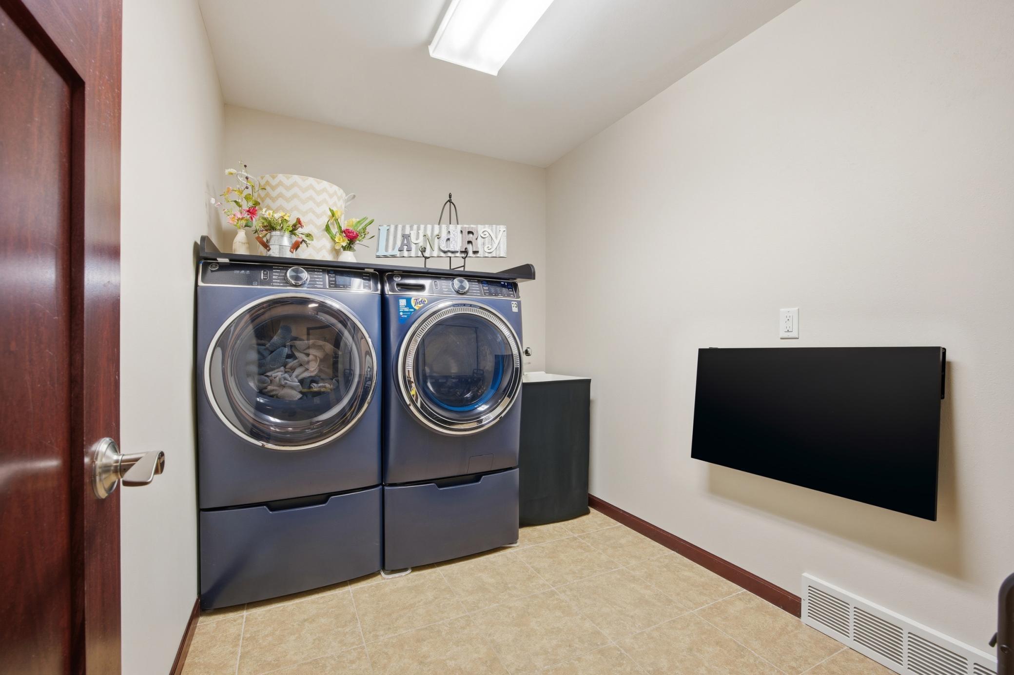 Washer/dryer included