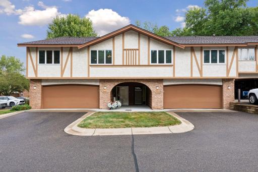 Photo for 6941 Edenvale Boulevard, Eden Prairie, MN 55346 - listing #7110289 Welcome to this end-unit townhome in a convenient Eden Prairie location complete with a south facing driveway.