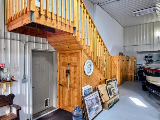Entrance from garage/stairs to bedroom 2