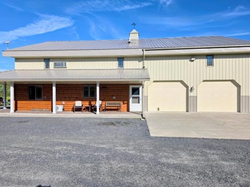 Side entrance + 2 stalls