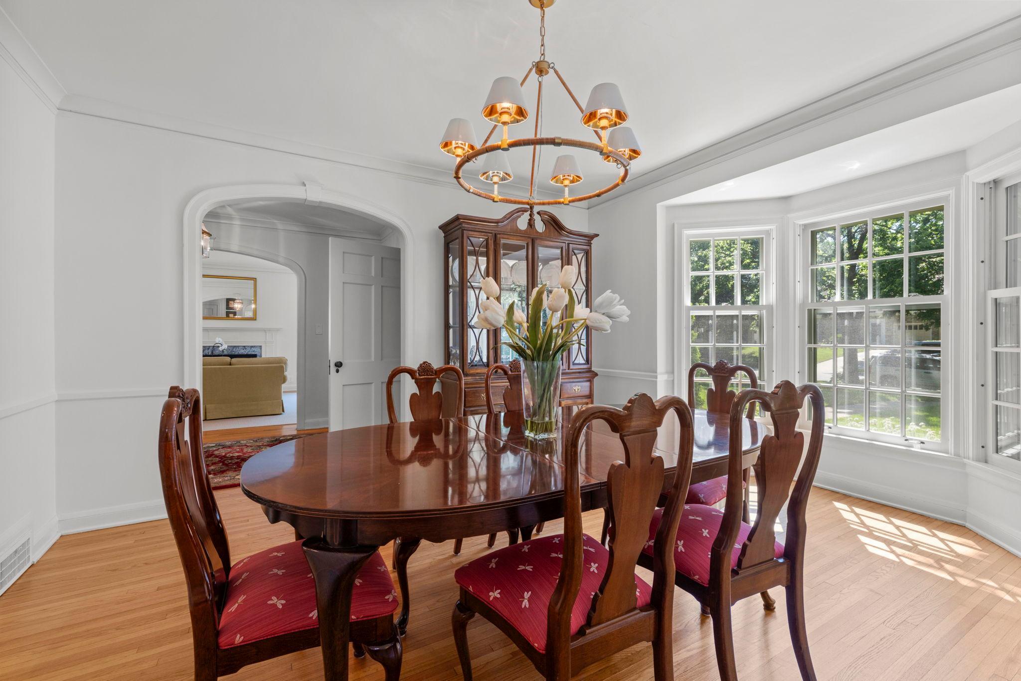 Pretty bay window in dining room