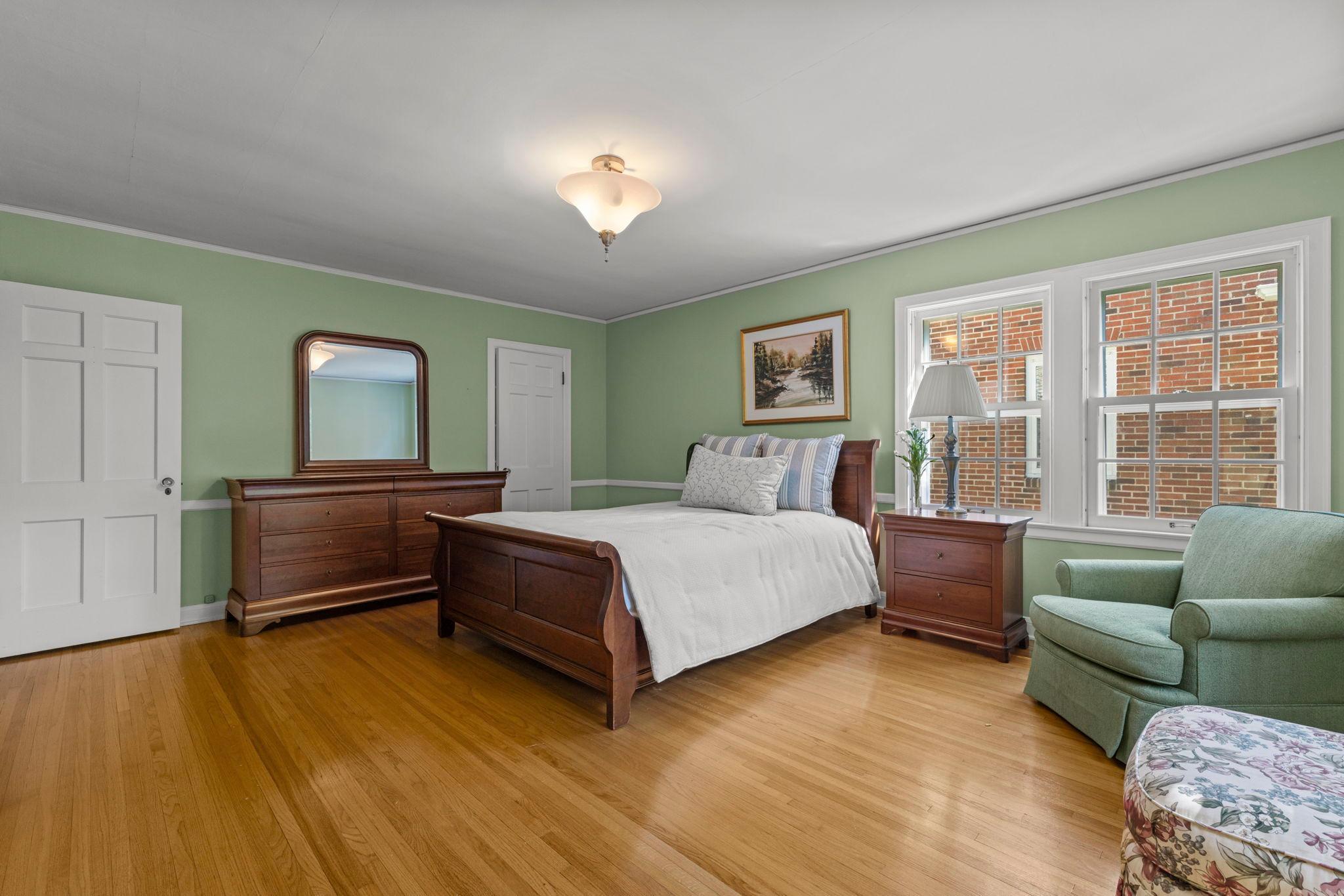 Primary bedroom has sitting area