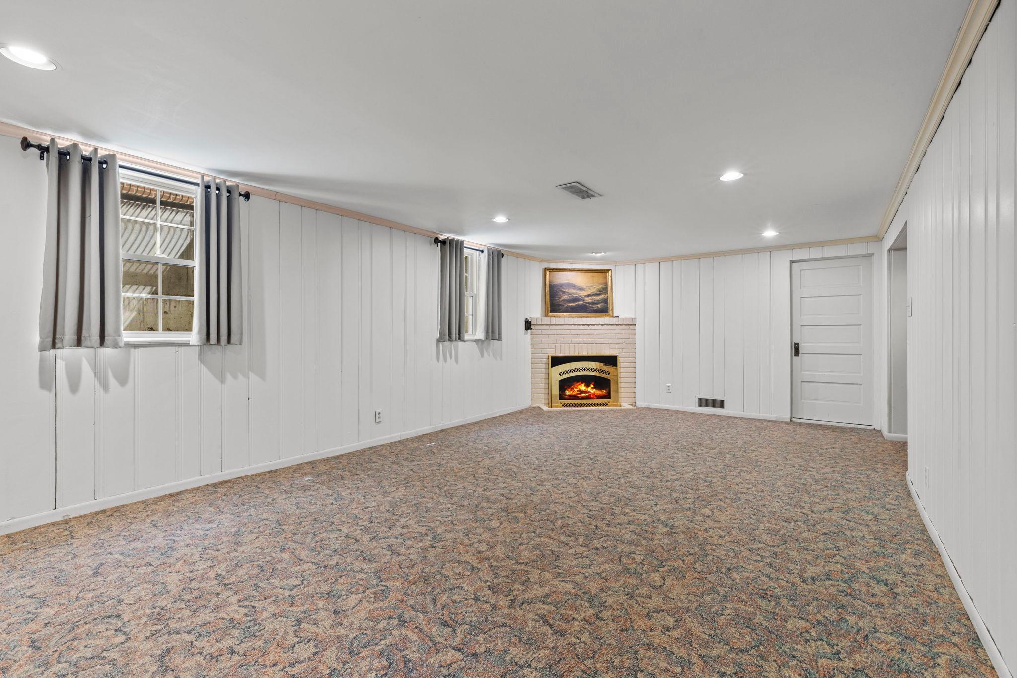 Large amusement room with gas-fireplace