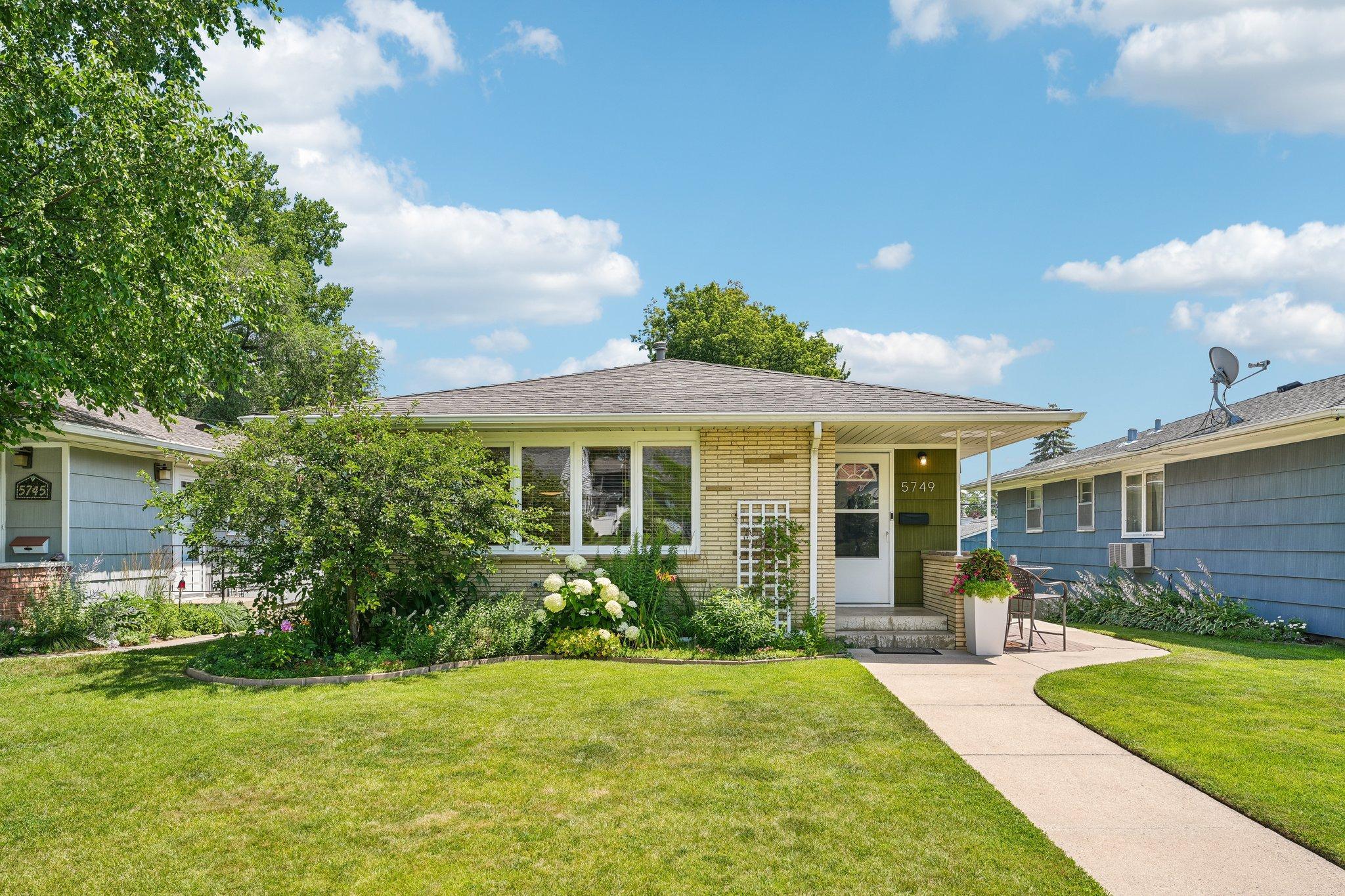 1-web-or-mls-Upton Ave-S1607-001.jpg