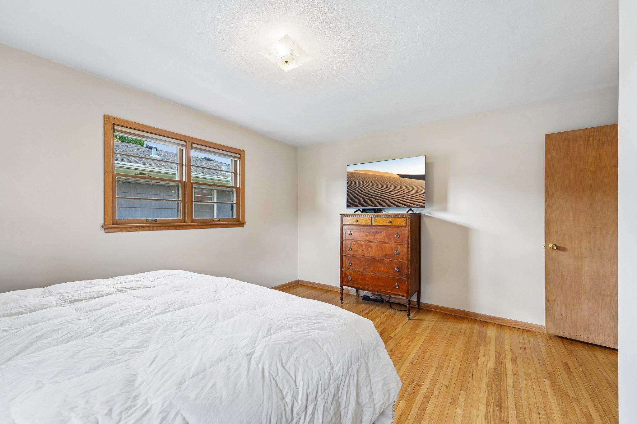 28-web-or-mls-Upton Ave-S1607-028.jpg