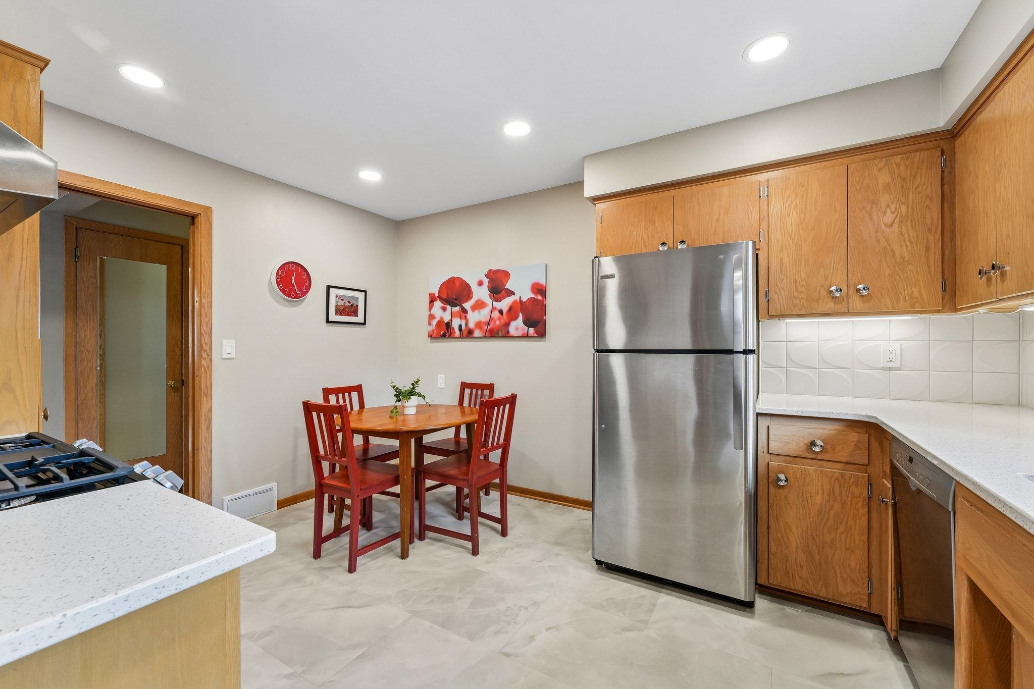 20-web-or-mls-Upton Ave-S1607-020.jpg