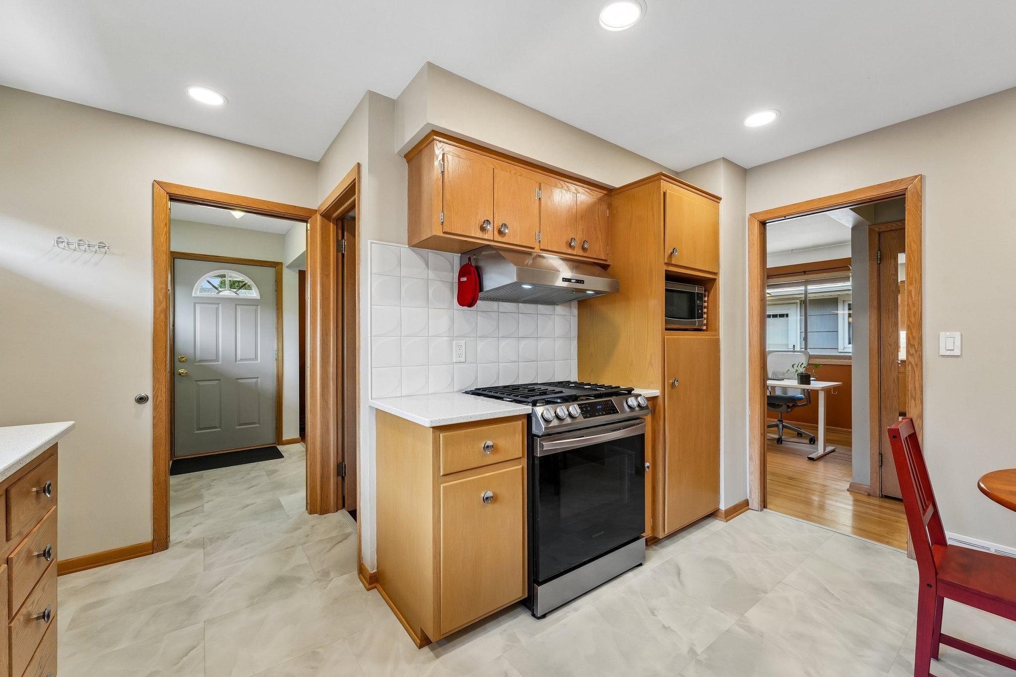 22-web-or-mls-Upton Ave-S1607-022.jpg