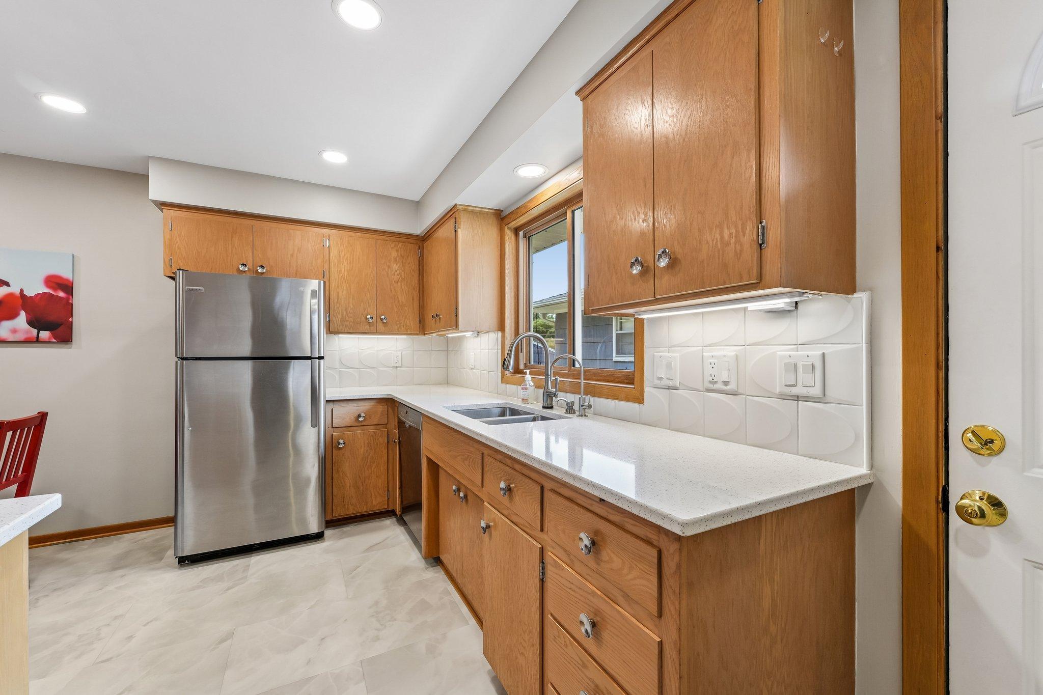 21-web-or-mls-Upton Ave-S1607-021.jpg