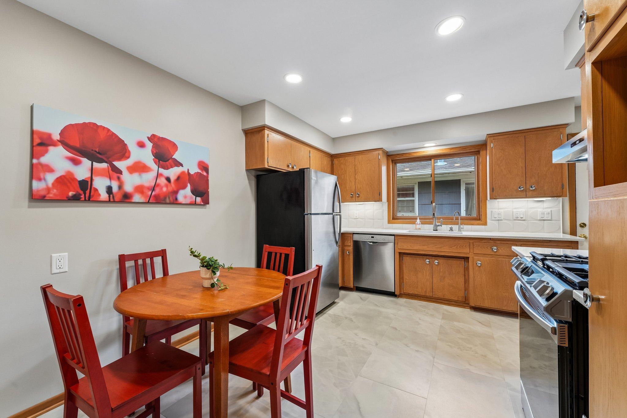 17-web-or-mls-Upton Ave-S1607-017.jpg