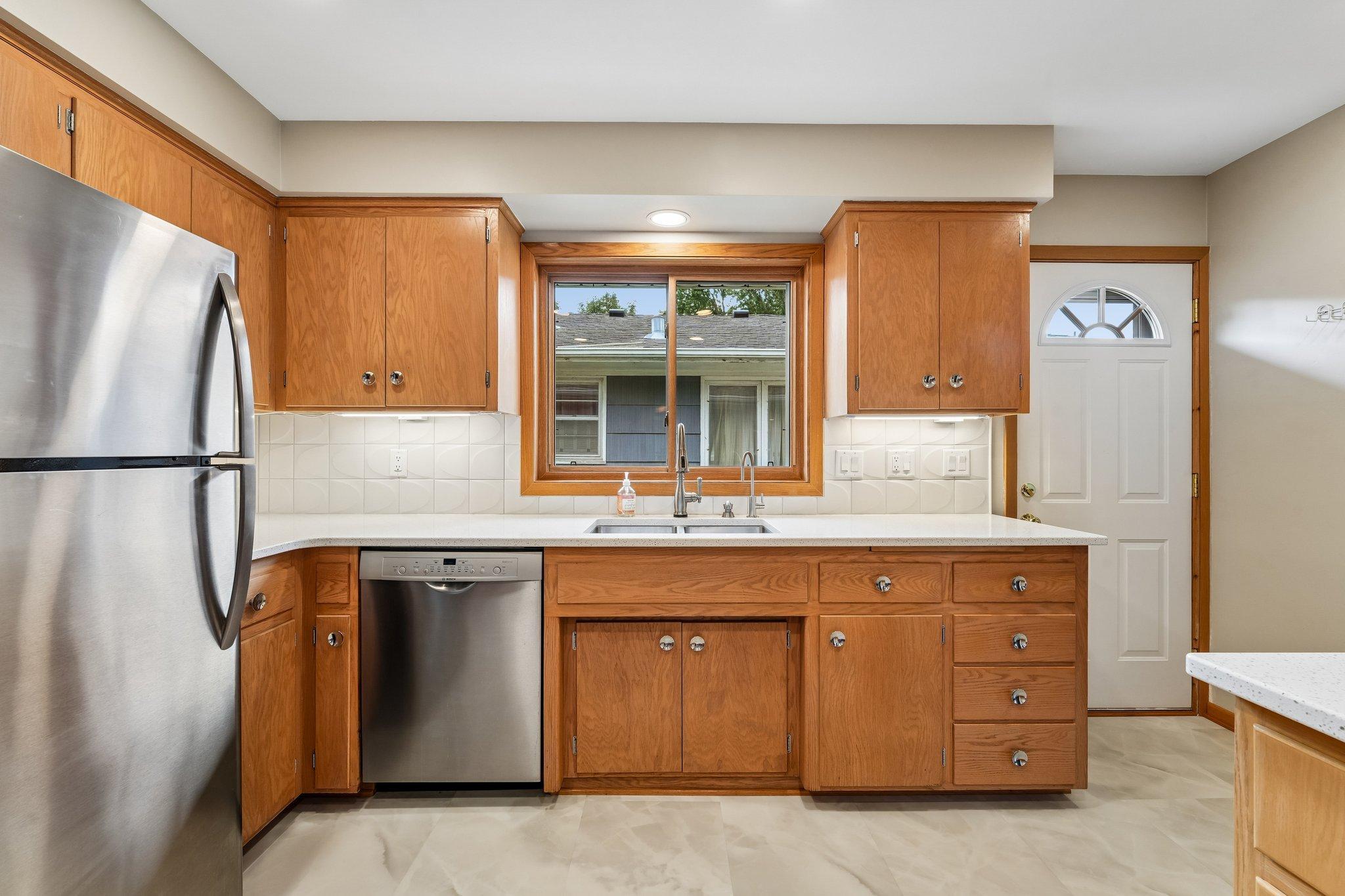 18-web-or-mls-Upton Ave-S1607-018.jpg