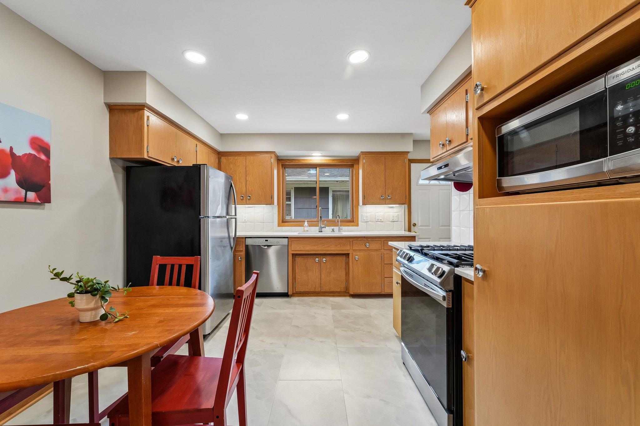 16-web-or-mls-Upton Ave-S1607-016.jpg