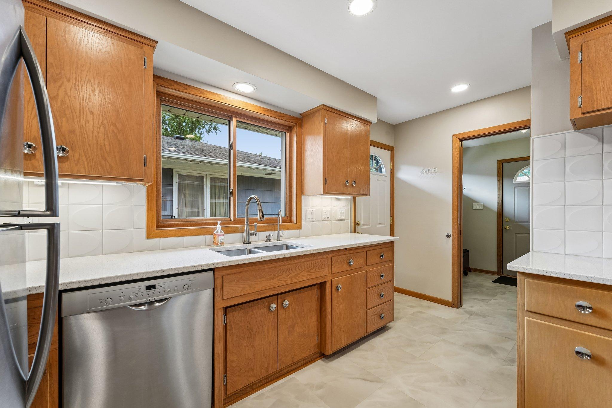 19-web-or-mls-Upton Ave-S1607-019.jpg