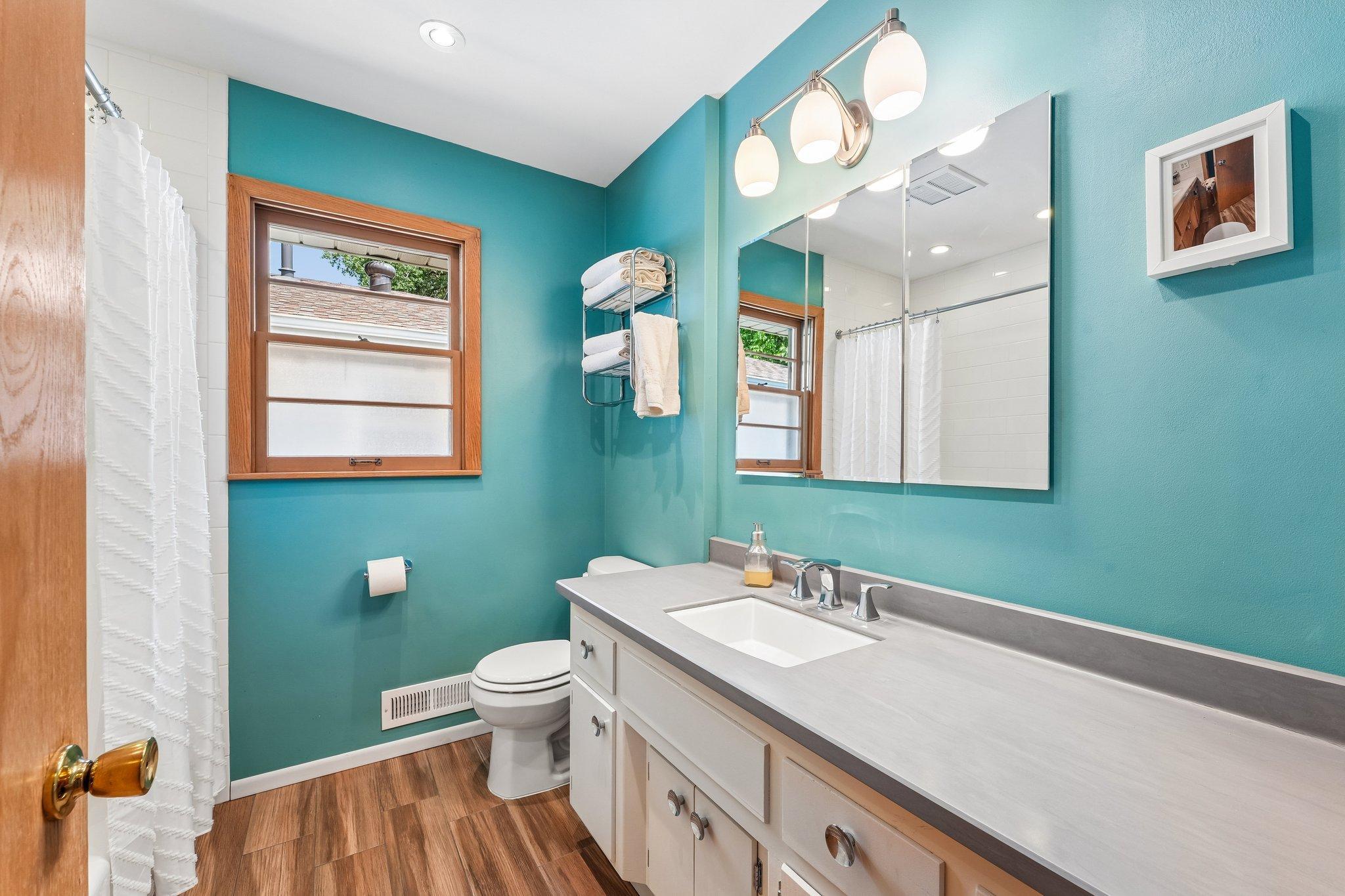 23-web-or-mls-Upton Ave-S1607-023.jpg