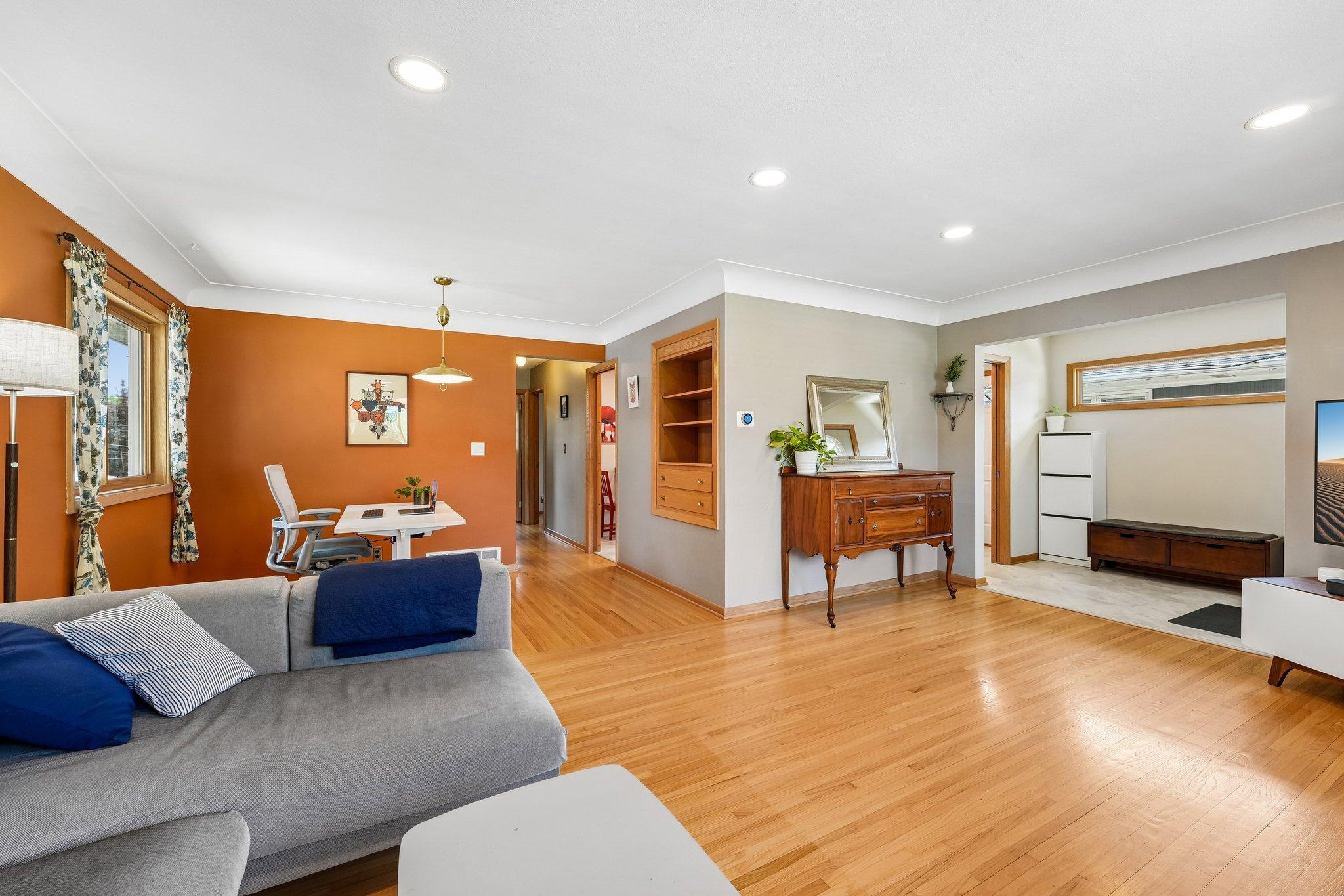 13-web-or-mls-Upton Ave-S1607-013.jpg