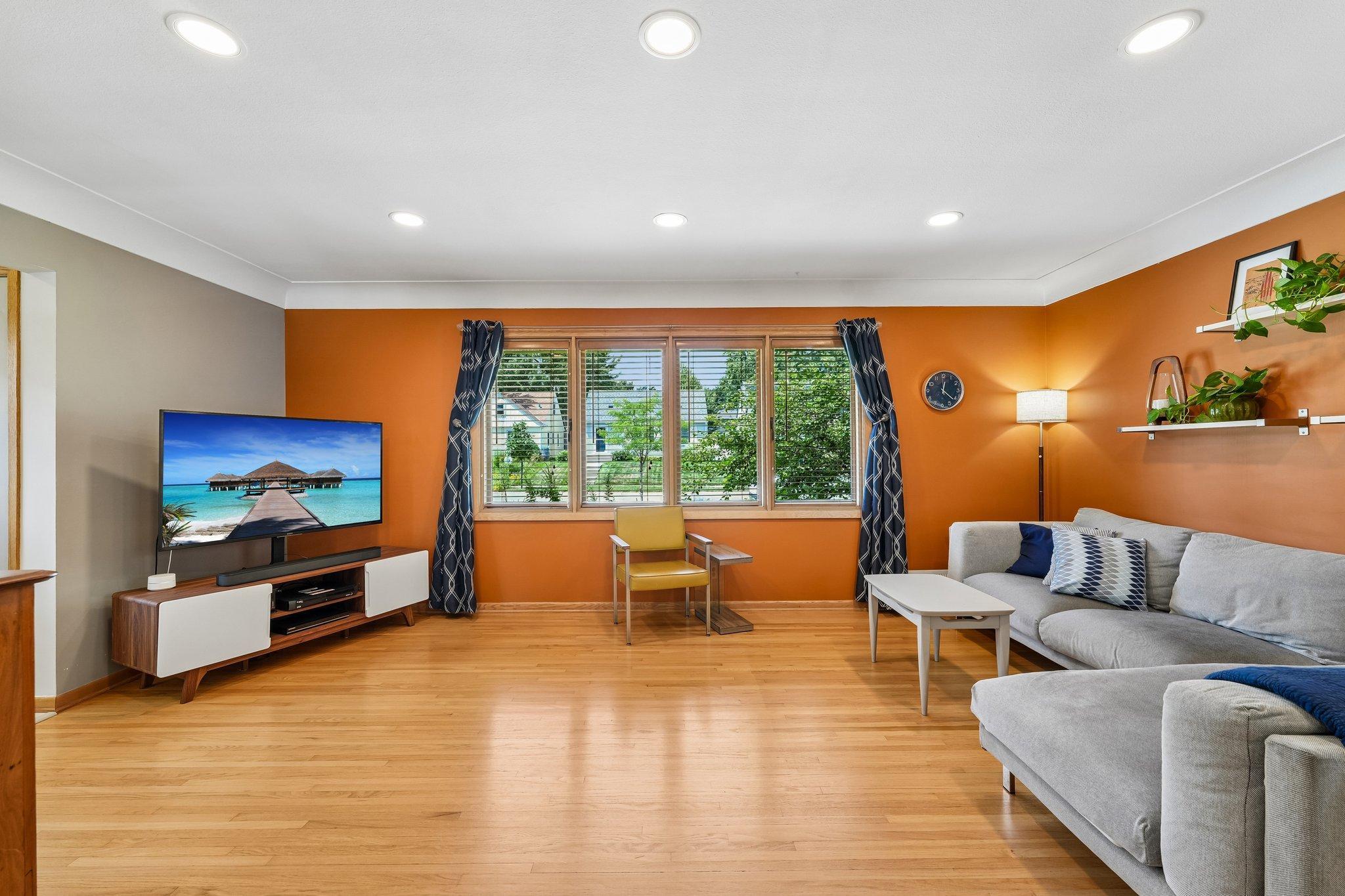 11-web-or-mls-Upton Ave-S1607-011.jpg