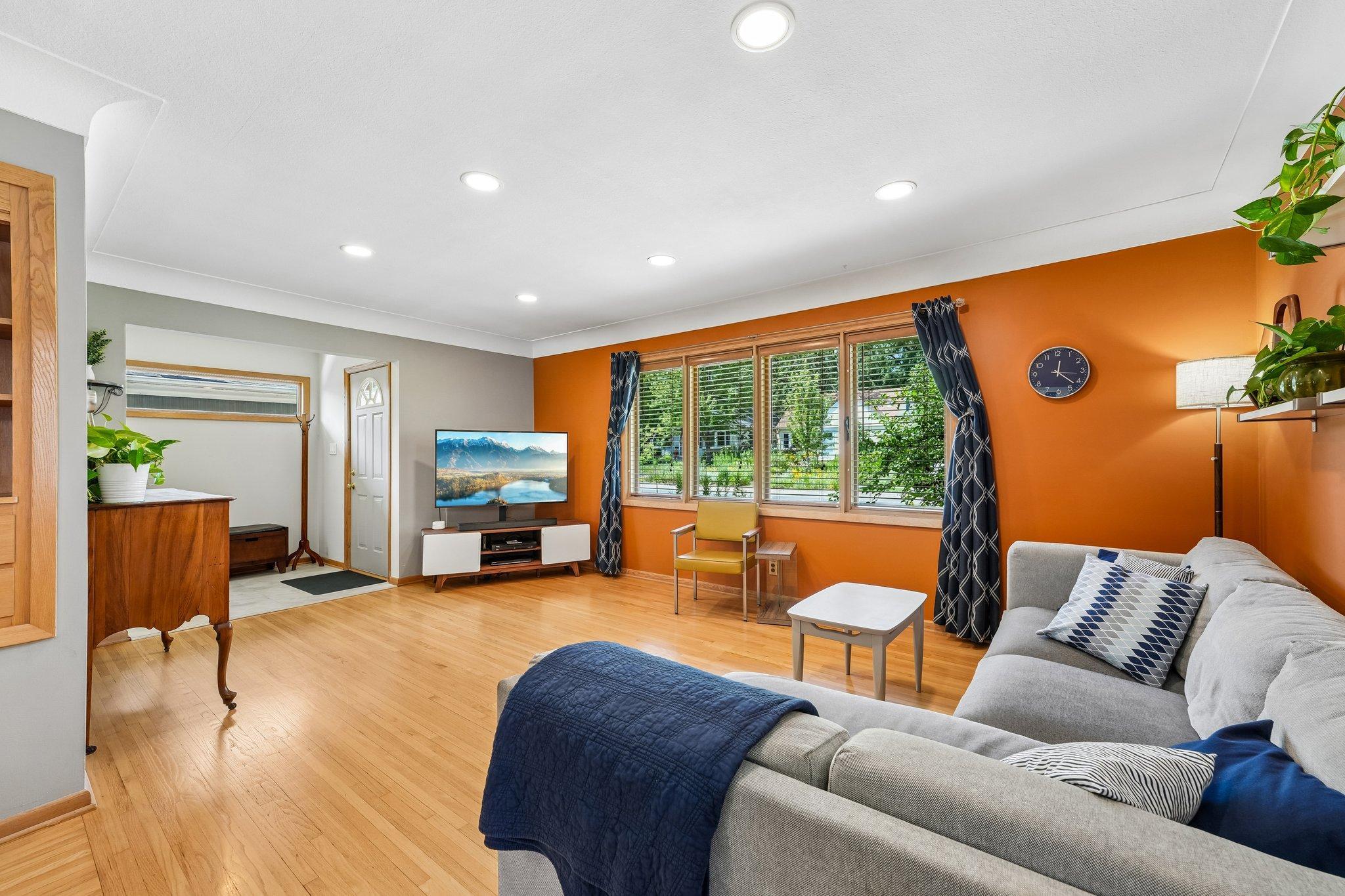12-web-or-mls-Upton Ave-S1607-012.jpg