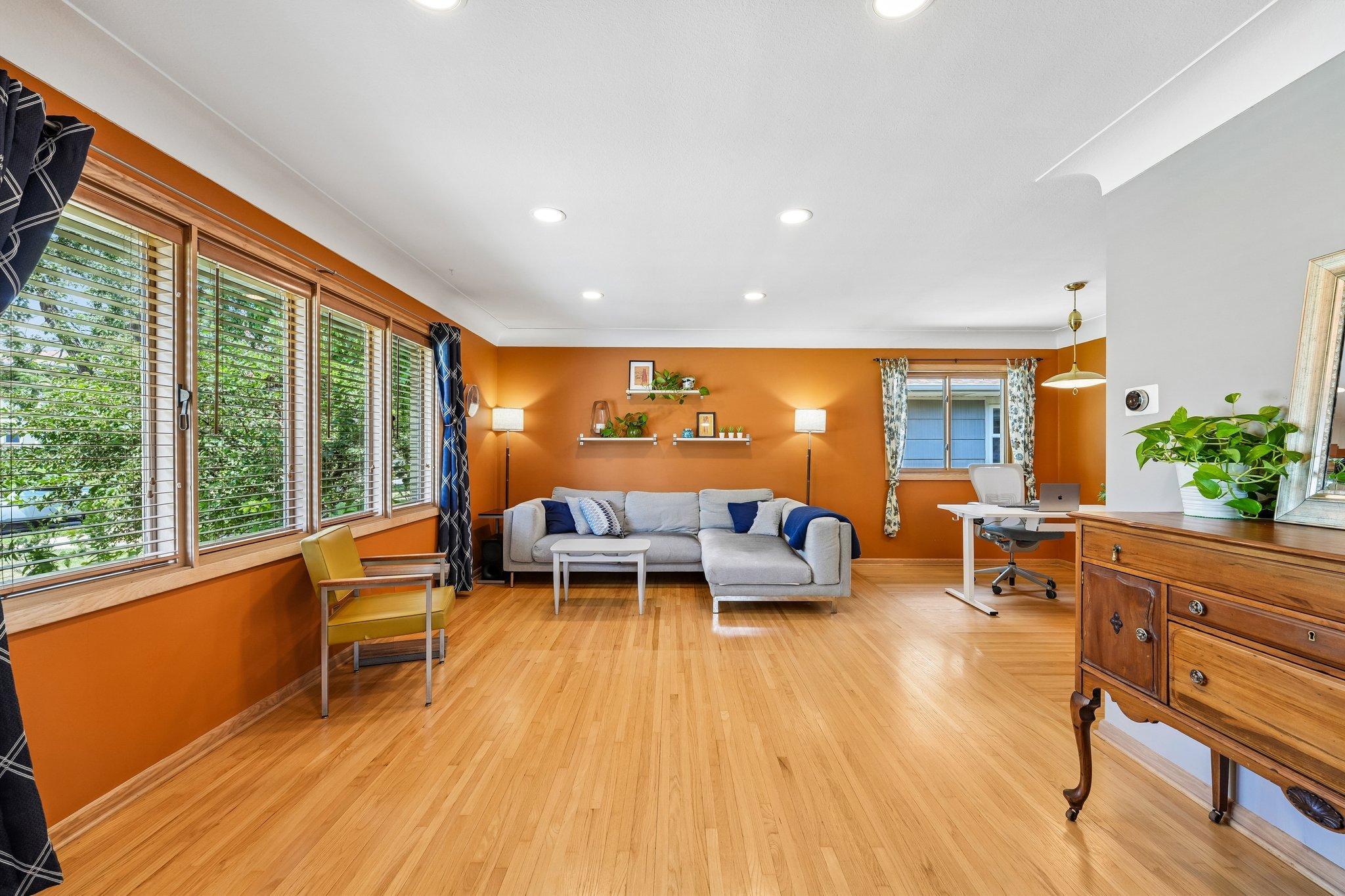 10-web-or-mls-Upton Ave-S1607-010.jpg