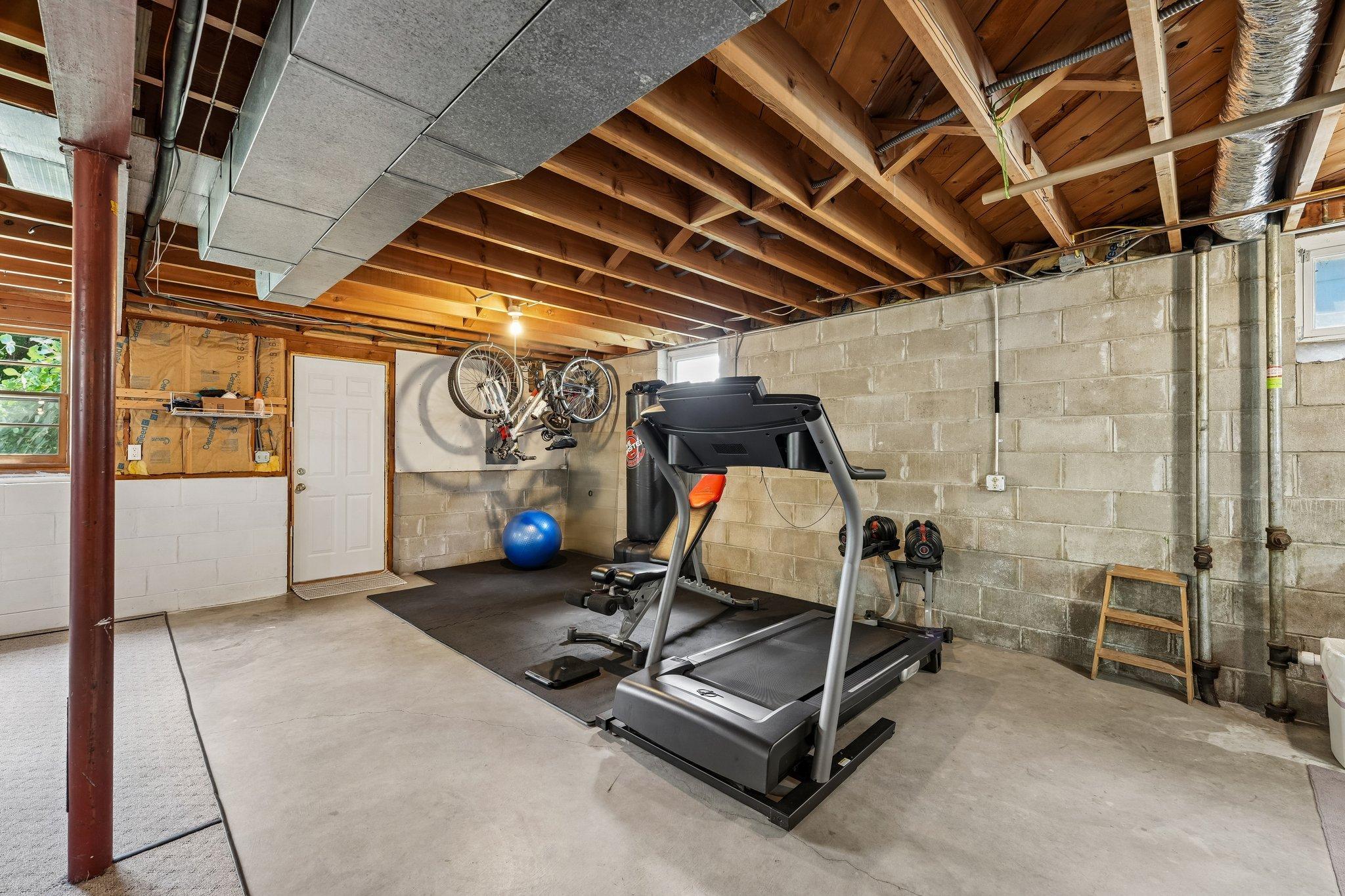 31-web-or-mls-Upton Ave-S1607-031.jpg