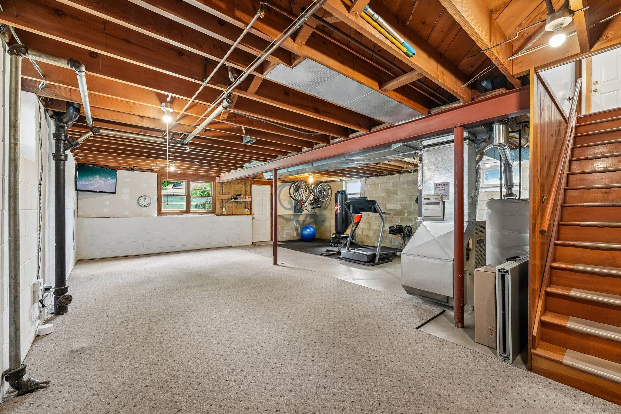 29-web-or-mls-Upton Ave-S1607-029.jpg