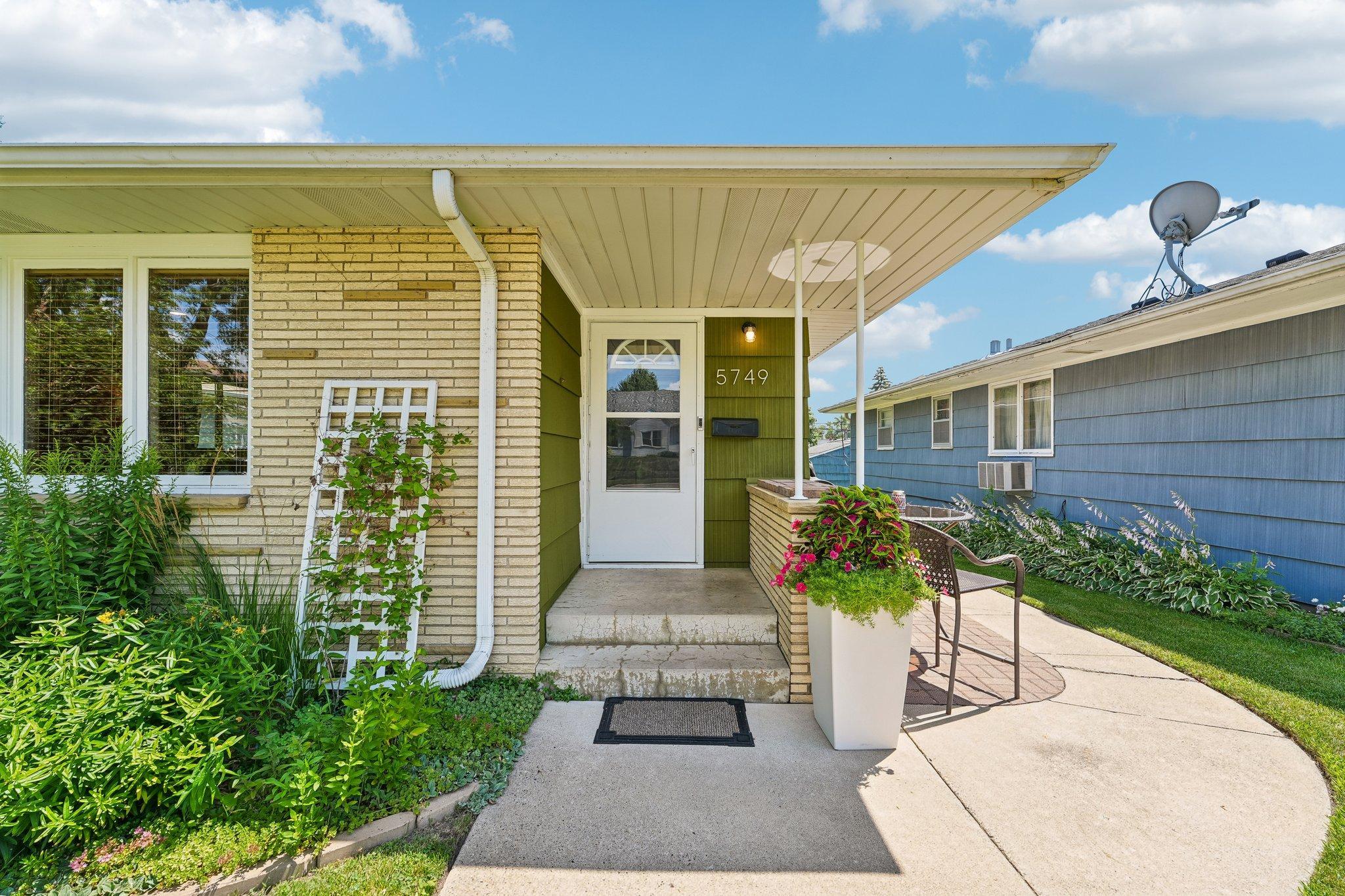 6-web-or-mls-Upton Ave-S1607-006.jpg