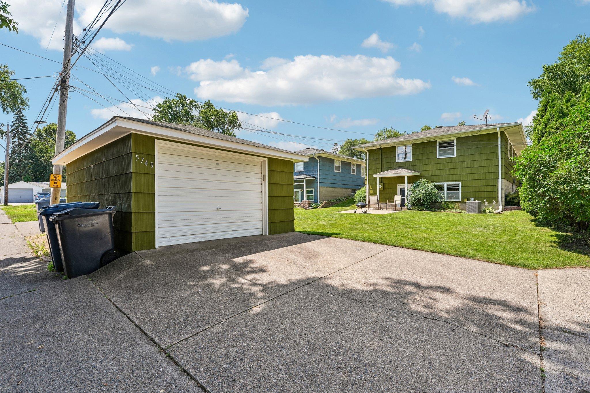 39-web-or-mls-Upton Ave-S1607-039.jpg