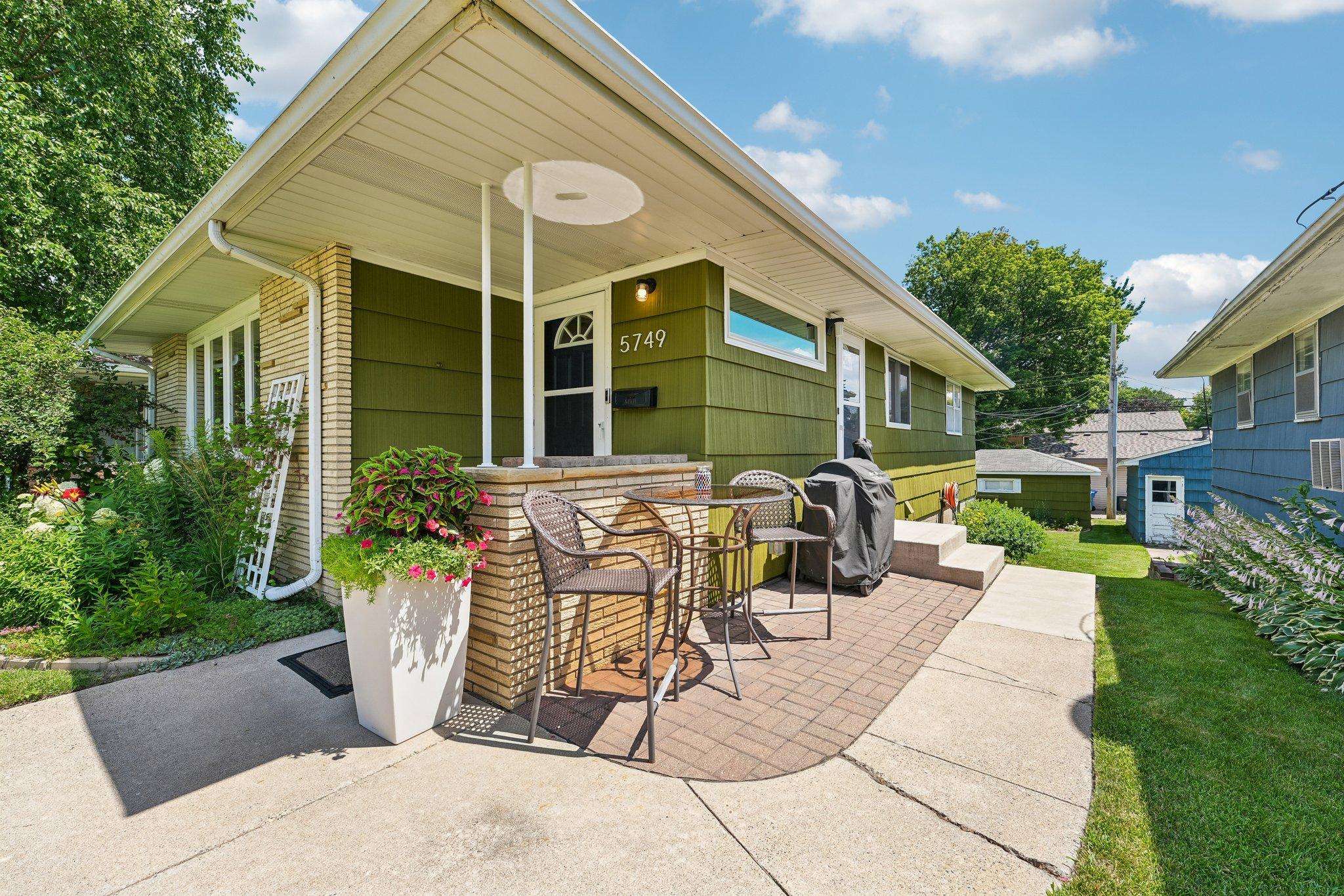 36-web-or-mls-Upton Ave-S1607-036.jpg